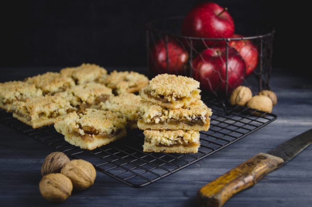 pezzetti apple crumbs su una gratella