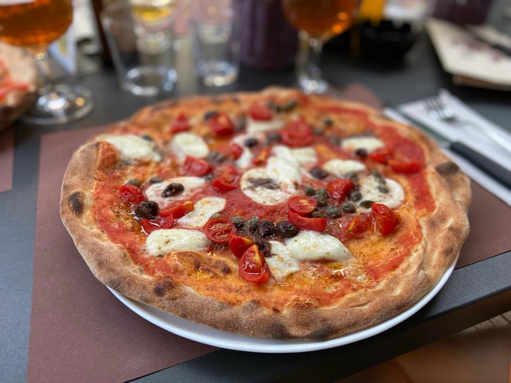 pizza barone rosso con acciughe e olive