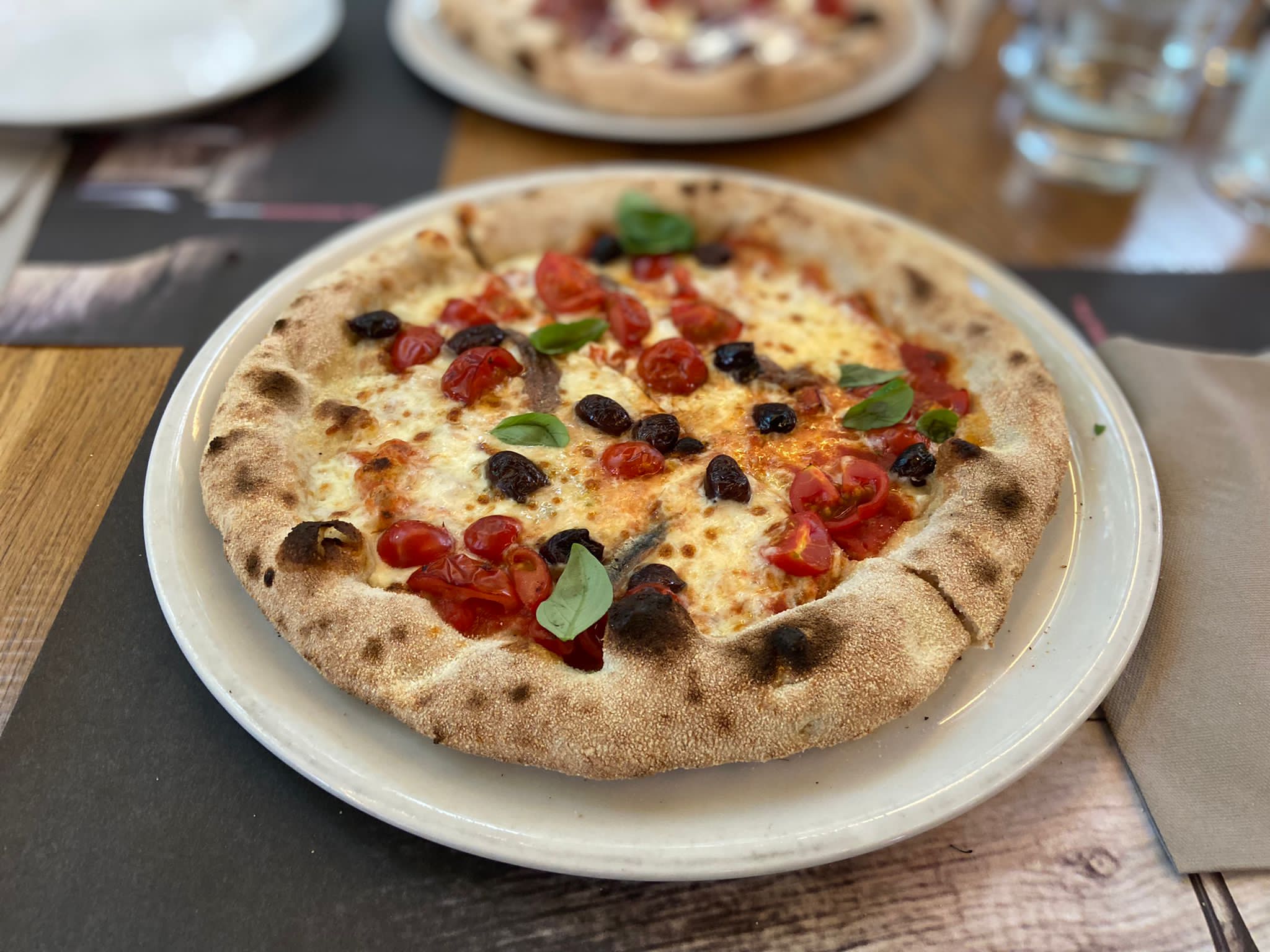pizza con olive e acciughe