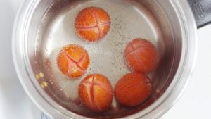 pomodori ciliegia in acqua bollente