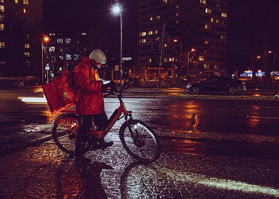 Milano: rider investe una 63enne, non fugge, ma lascia i recapiti a un passante