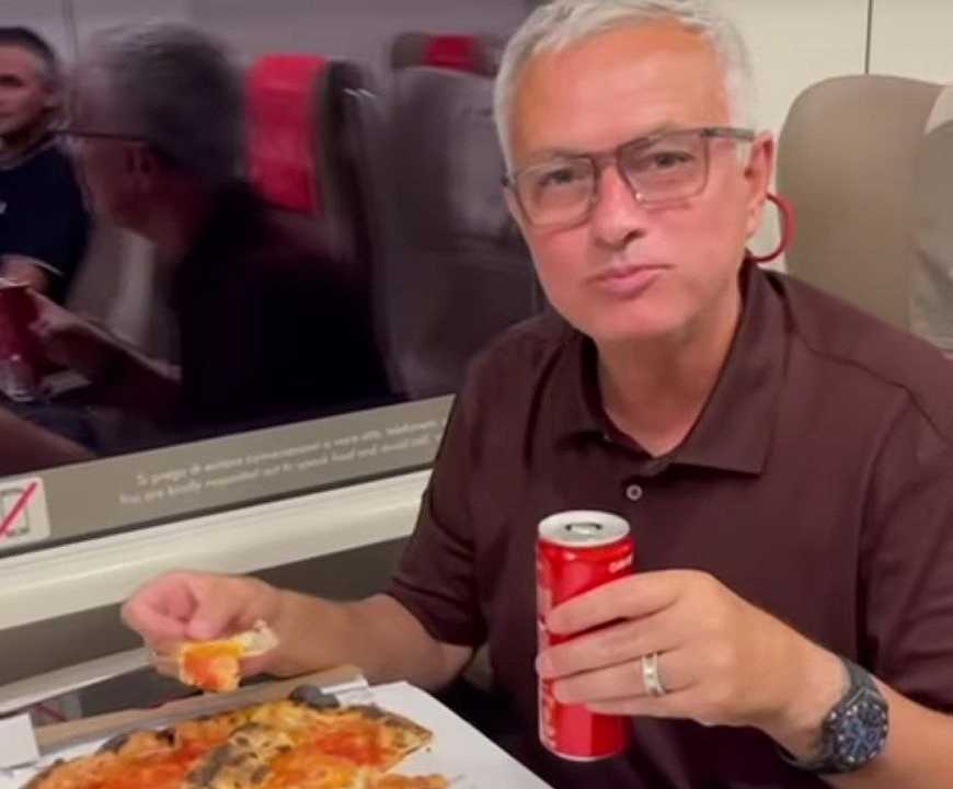 Roma, José Mourinho ha comprato 60 pizze per staff e giocatori
