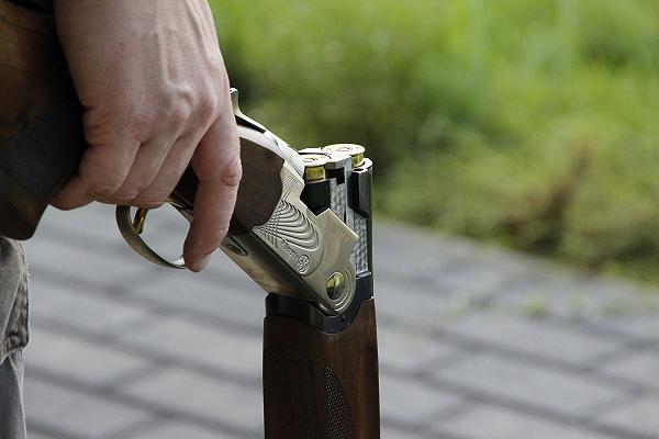 Pavia, troppo rumore al bar, uomo spara contro i tavolini