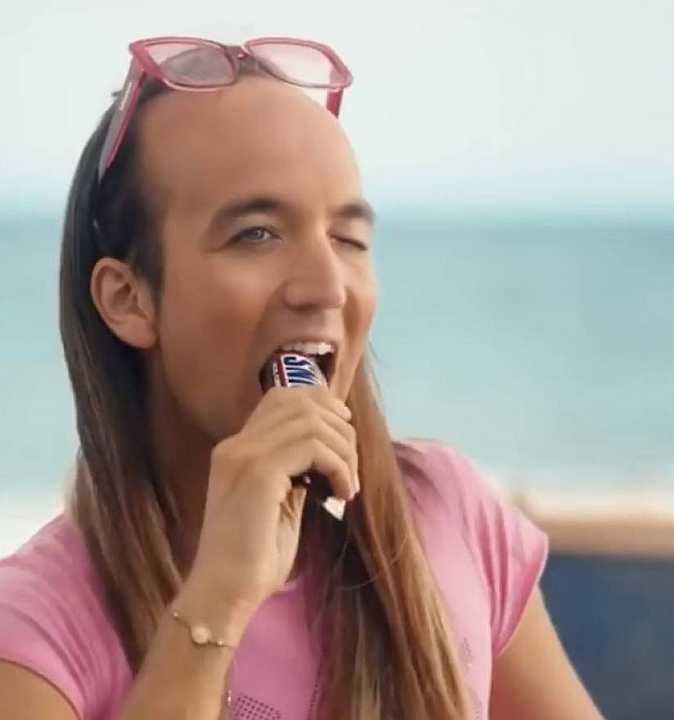 Snickers, lo spot spagnolo: mangia una barretta e da gay diventa etero