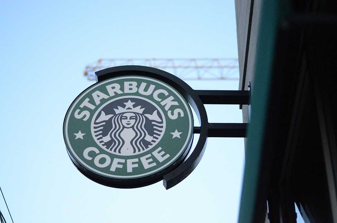 Starbucks lascia la Russia dopo 15 anni: chiuderà 130 caffetterie