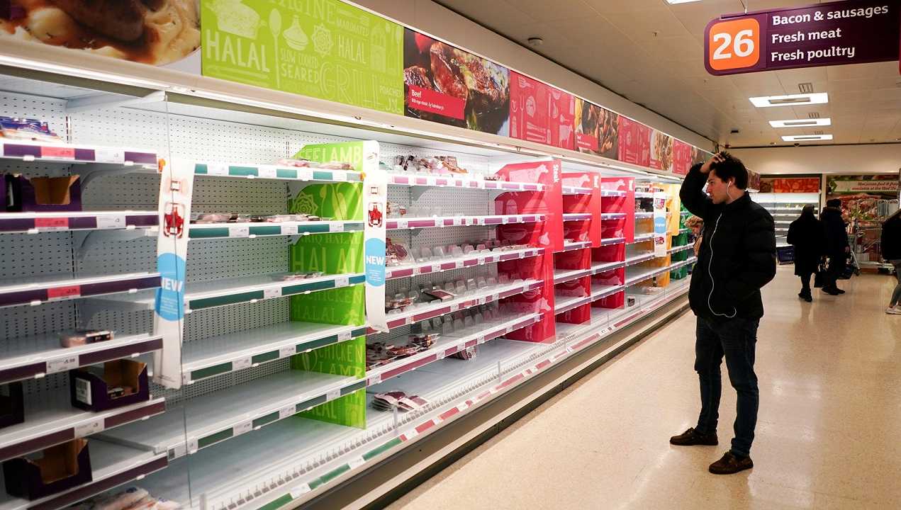 Russia, carenza di burro, formaggi e conserve: nei supermercati l’antifurto contro le scorte