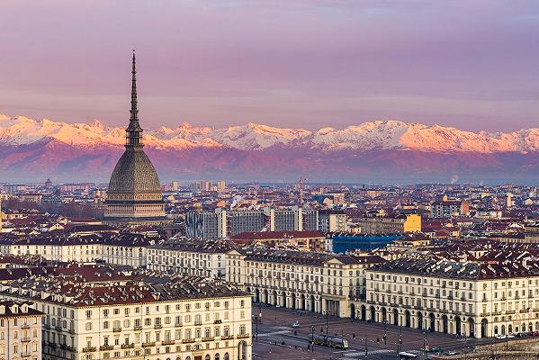 Torino: incendio nel bar che un tempo era l'”Angelo Azzurro”, teatro di una tragedia