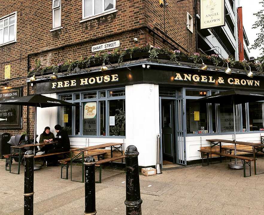 Londra: il pub peggiore della città rinasce grazie a una publican donna