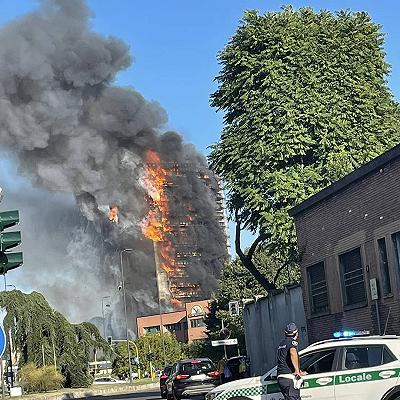 Milano, pub offre la cena agli sfollati della torre bruciata