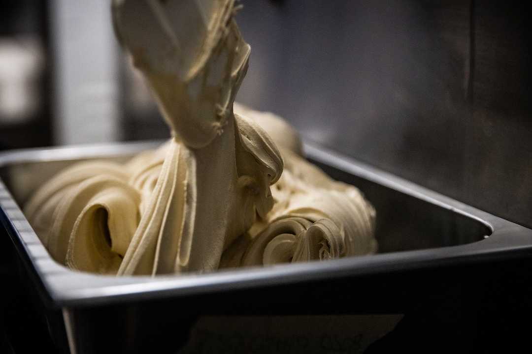 Parma, blitz dei Nas nelle gelaterie della provincia: sequestrati 112 kg di alimenti