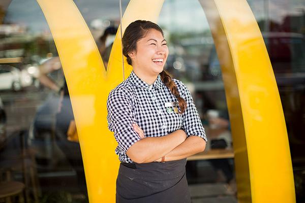 La California aumenta gli stipendi nei fast food, ma McDonald’s non ci sta