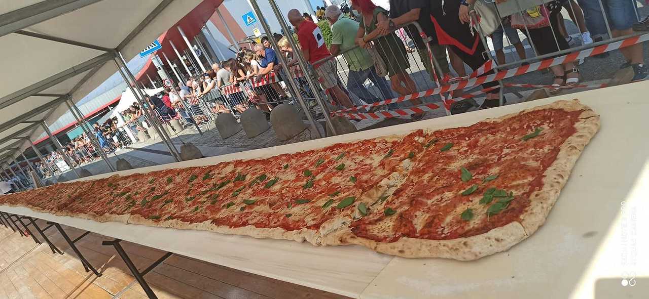 La pizza in pala più lunga del mondo misura 38 metri: nuovo record