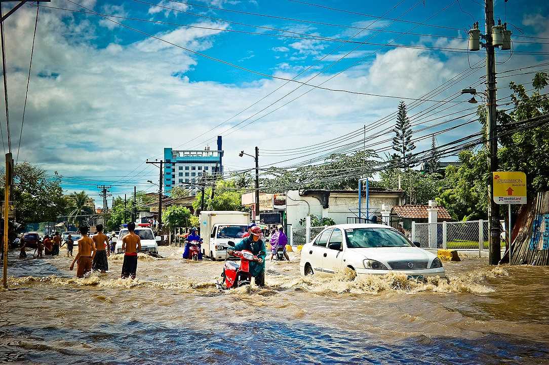 Thailandia: paramotoristi lanciano il cibo dal cielo nelle zone colpite dall’alluvione