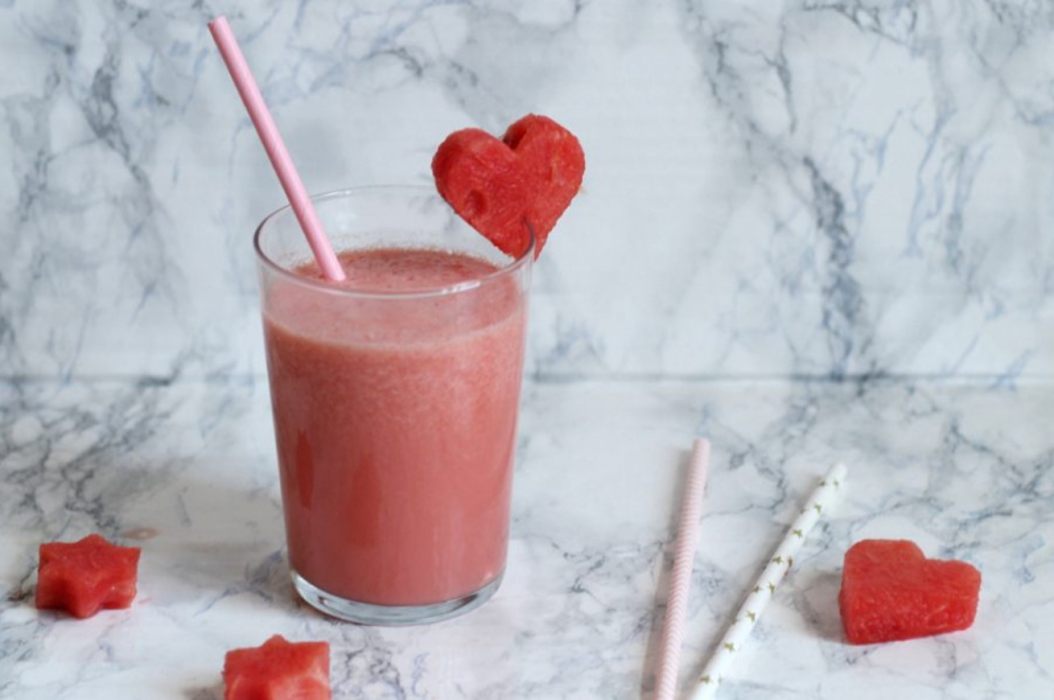 bicchiere di smoothie con cannucce