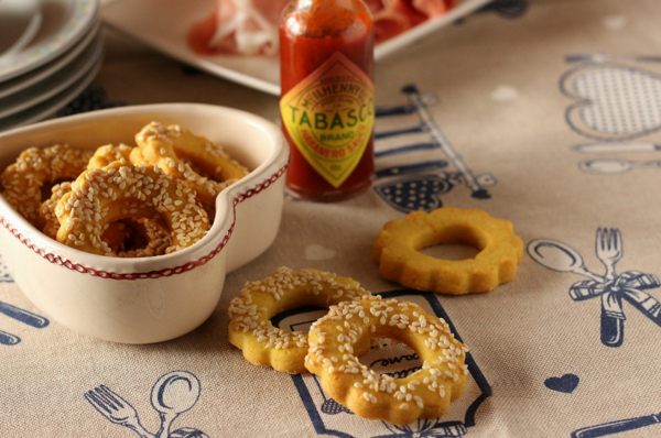 biscotti salati a forma di ciambella decorati con semi di sesamo