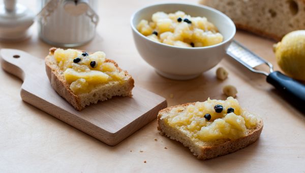 bruschette con mele cotte e ginepro