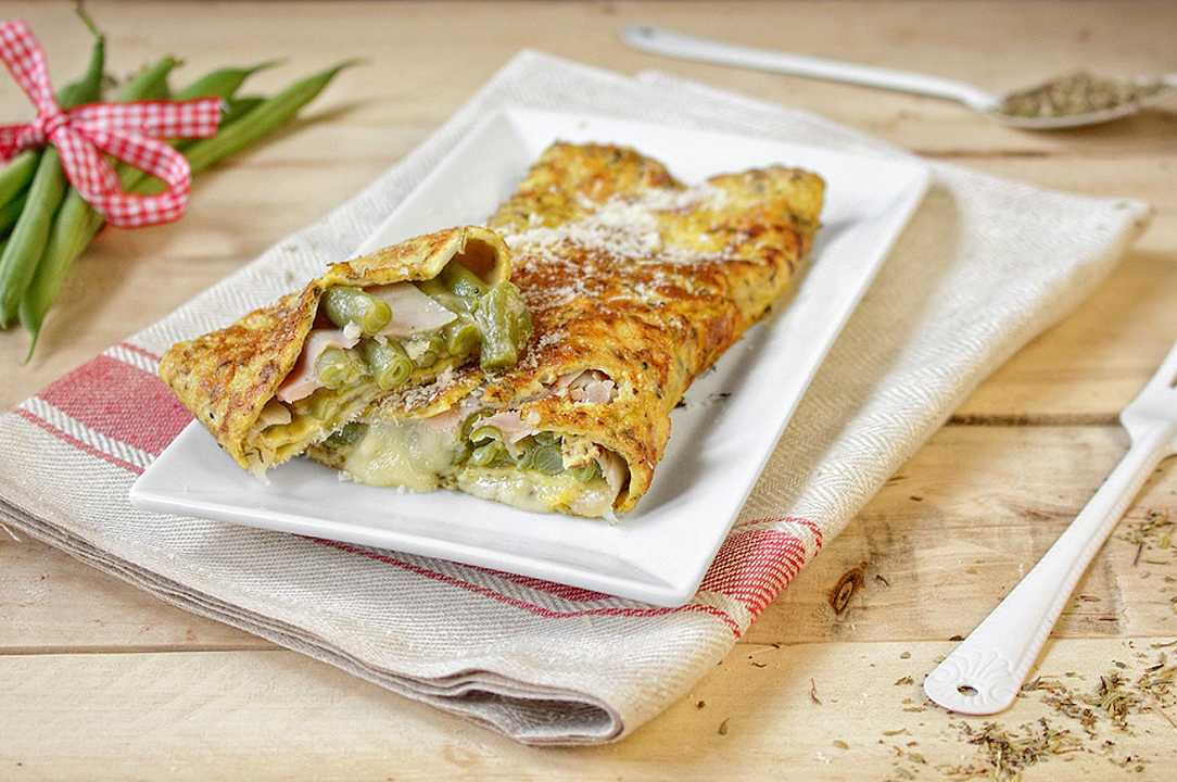 Rotolo di frittata con fagiolini, prosciutto e formaggio