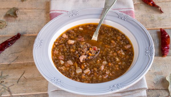 piatto con zuppa di lenticchie finita