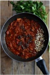 sugo di aringa con aggiunta di uova di aringa e mandorle