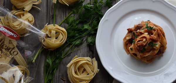 tagliatelle pronte con sugo rosso e pezzi di aringa