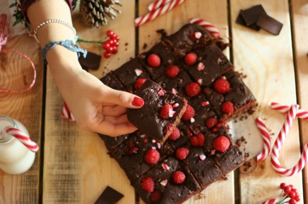 teglia di brownies con lamponi