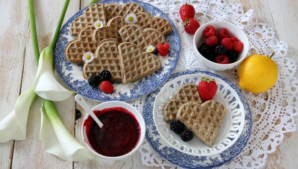 waffles a forma di cuore con frutti di bosco