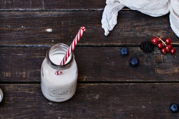 yogurt da bere in bottiglia di vetro con cannuccia