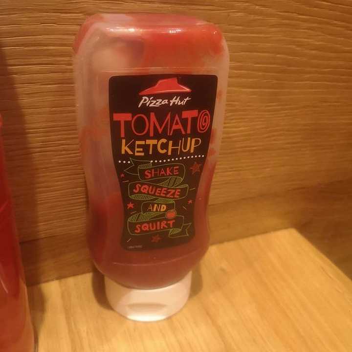 Pizza Hut, è polemica per le allusioni sessuali sulla bottiglia di ketchup