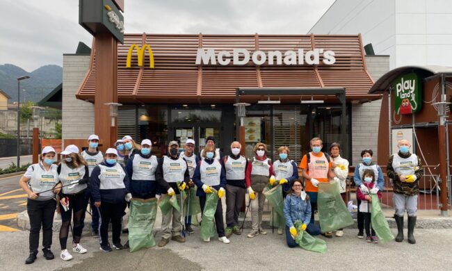 McDonald’s, a Nembro i dipendenti raccolgono 210kg di rifiuti