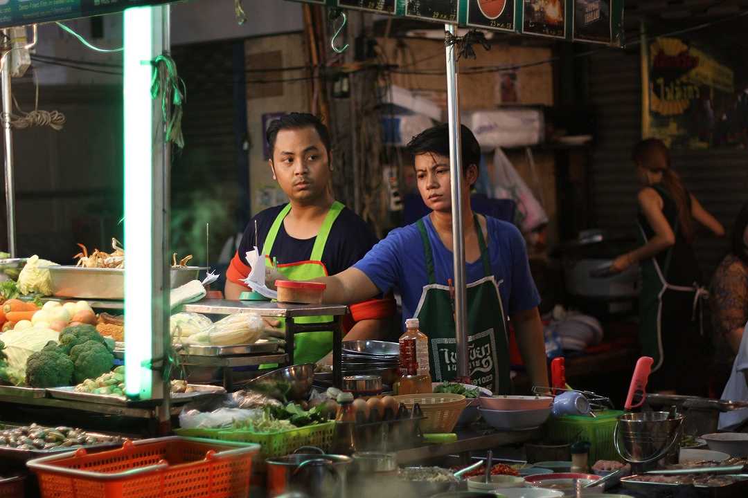 Bangkok: storiche bancarelle di street food decimate dal Covid