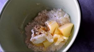 ciotola con ingredienti crumble