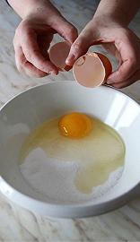 Sbattete lo zucchero con l'uovo