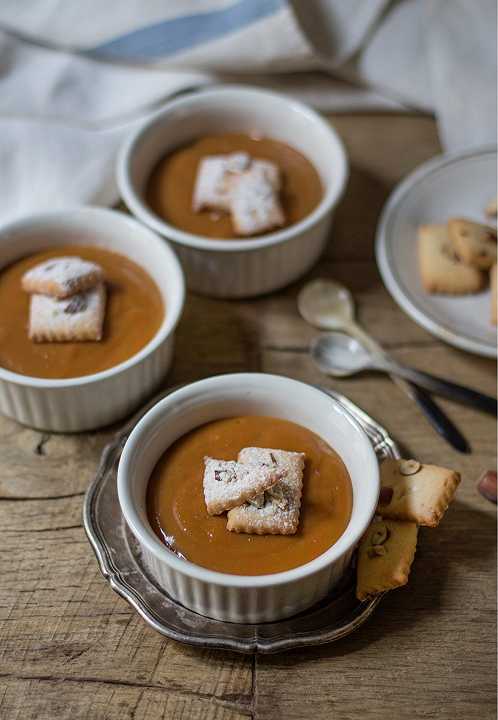 Crema caramellata con biscotti alle nocciole