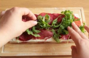 fetta di pane con maionese, bresaola e rucola