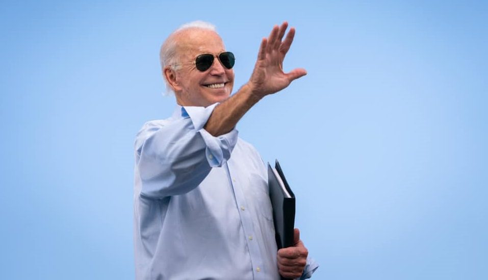 Joe Biden pizzicato al ristorante senza mascherina