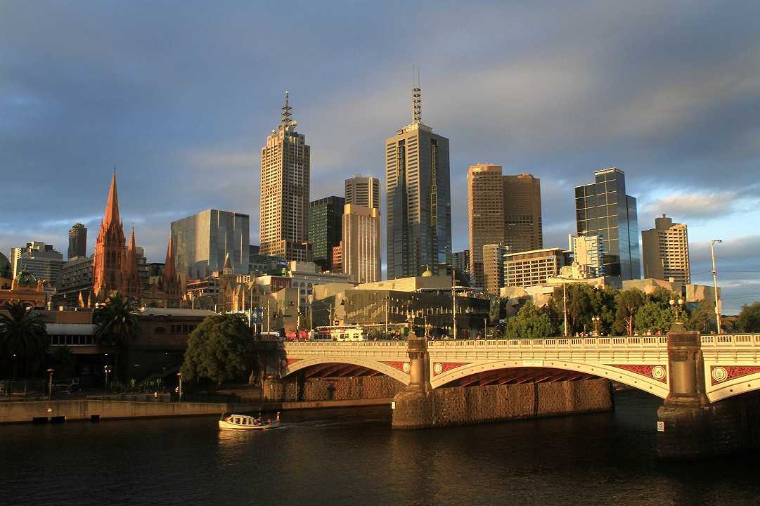 Australia, fine del lockdown a Melbourne: ristoranti e bar riaprono dopo 9 mesi