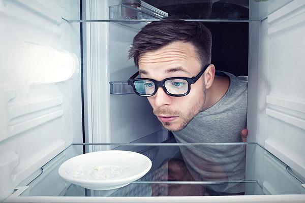 Ricette svuotafrigo: l’arte di arrangiarsi in cucina con quello che c’è