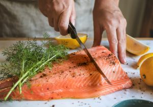 filetto di salmone tagliato a pezzi