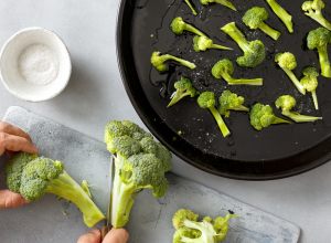 broccoli tagliati e messi su teglia