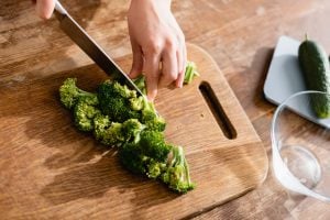 broccoli affettati su tagliere