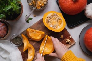 zucca tagliata su tagliere