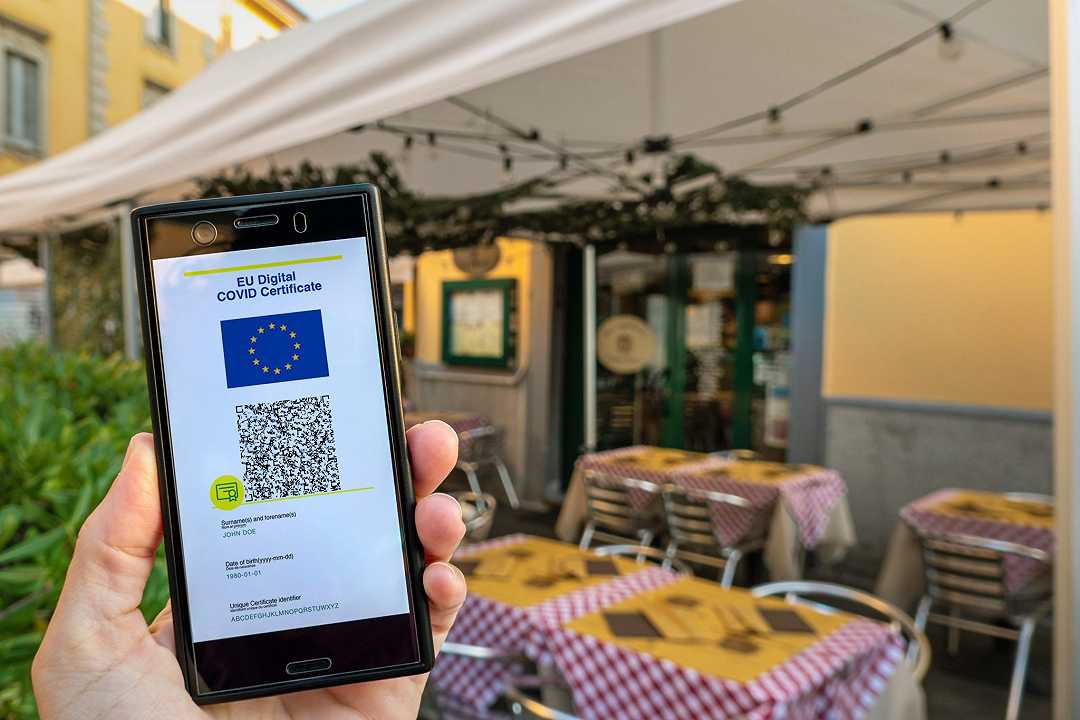 Green pass, ristorante italiano in Irlanda raccoglie 80.000 euro per fare causa contro l’obbligo