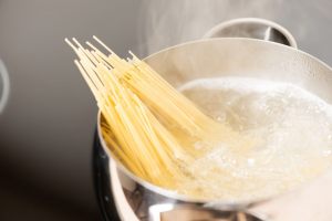 spaghetti lessati in pentola