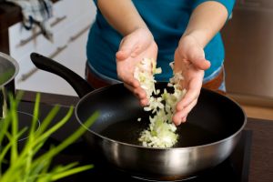 cipolla tritata e versata in padella
