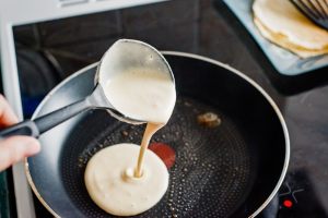 padella con pancake in cottura