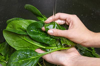 Pulite e lavate gli spinaci