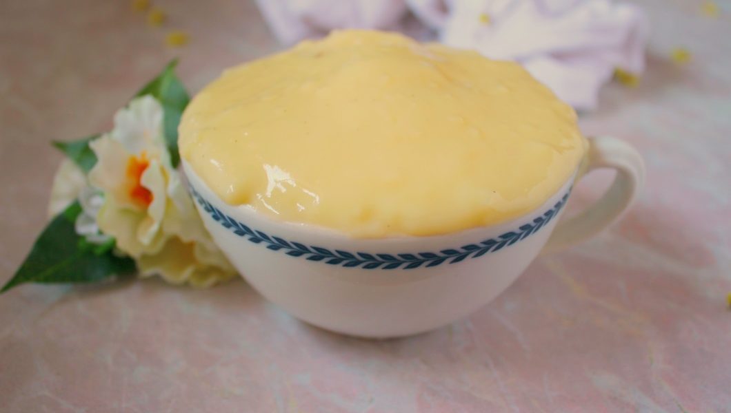 tazza con molta crema pasticcera