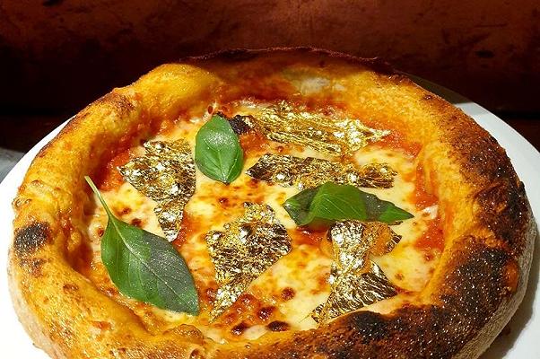 Pizza con oro a 23 carati, ma è per sfottere la bistecca di Salt Bae