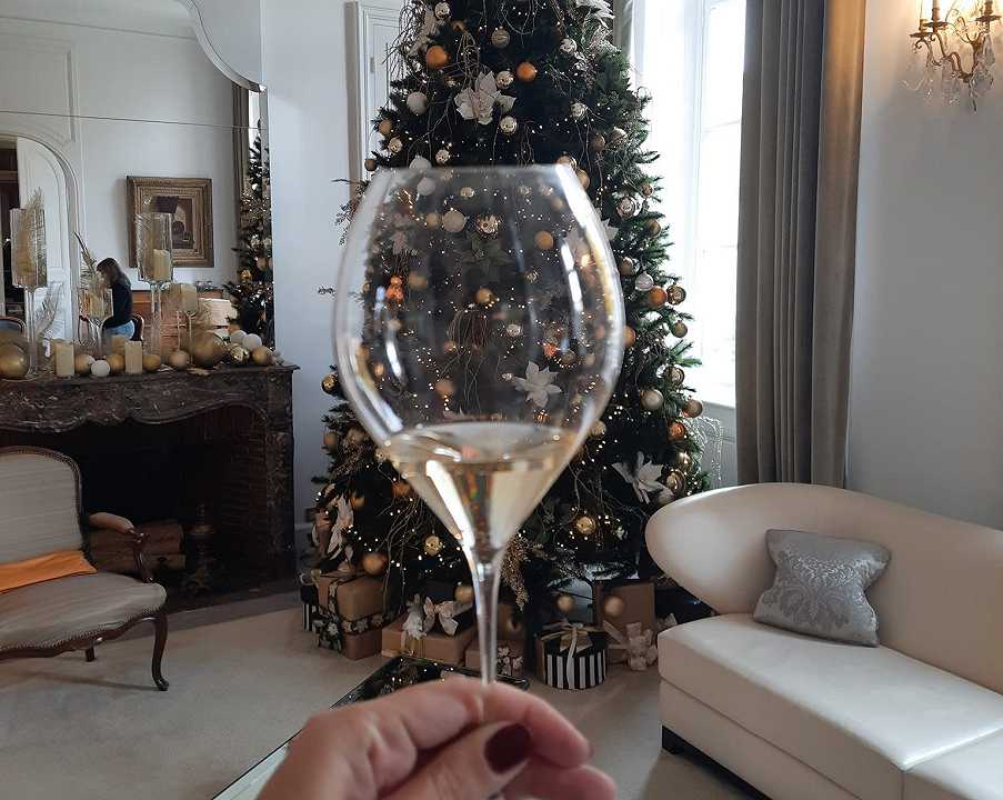 Natale 2021, Massimo Galli: “Distanziarsi a tavola e non usare le stesse posate e bicchieri”