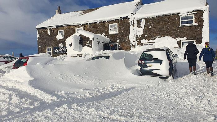 Uk: tempesta di neve, i clienti costretti a dormire nel pub